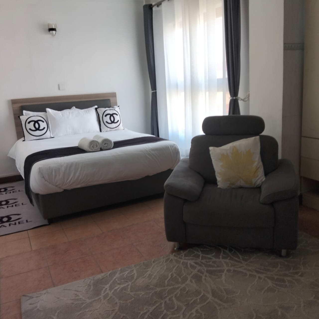 Modern Airbnb studio apartment in Nairobi, along 21 Kipande Road in Ngara | Roomfinder