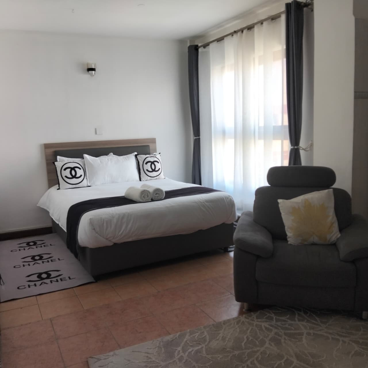Modern Airbnb studio apartment in Nairobi, along 21 Kipande Road in Ngara | Roomfinder