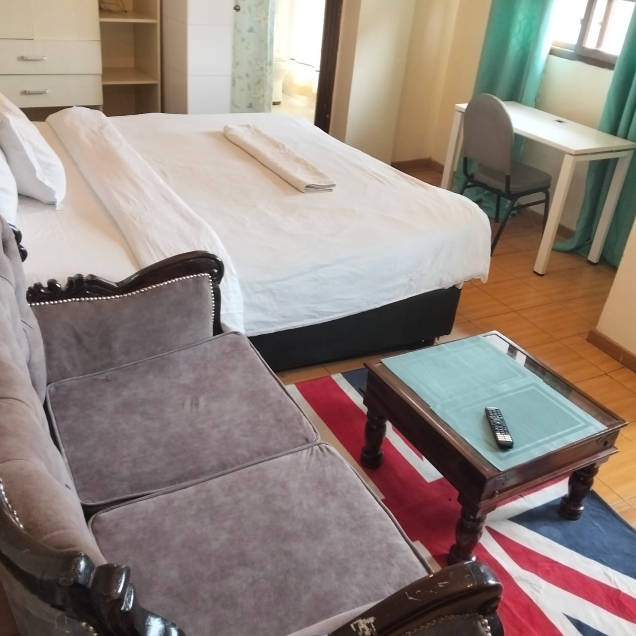Modern Airbnb studio apartment in Nairobi, along 21 Kipande Road in Ngara | Roomfinder