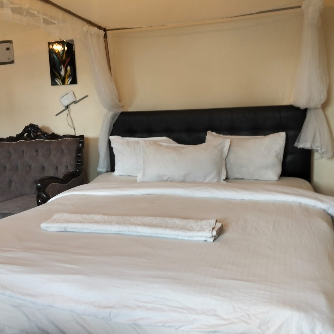 Modern Airbnb studio apartment in Nairobi, along 21 Kipande Road in Ngara | Roomfinder